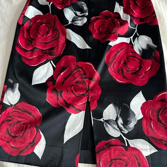 White House Black Market Red Floral Pencil Skirt - Picture 3 of 5